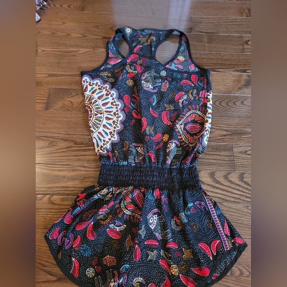 NWOT, SHORT ROMPER, with pockets, very light material, very flattering. - Picture 5 of 14